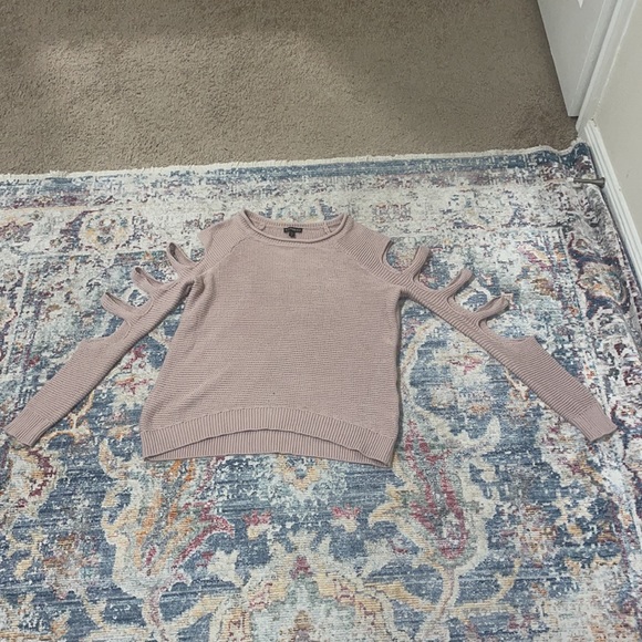 Light Mauve long sleeve sweater with open slits on sleeves - Picture 3 of 6